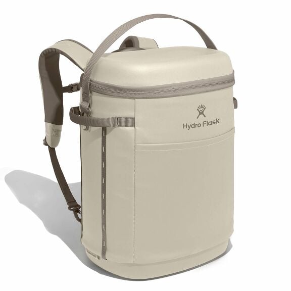 carryouttm-backpack-22-l-p1 18pco114-carryout-backpack-22l-oat-angled_1.jpg