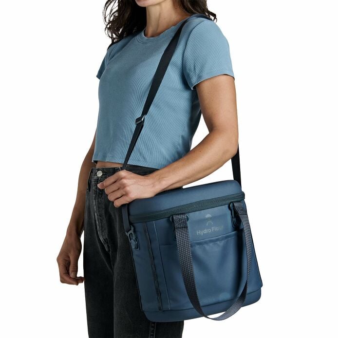 carryouttm-soft-cooler-10-l-y6 250815_hydro_s26_hb_14560_1_4.jpg