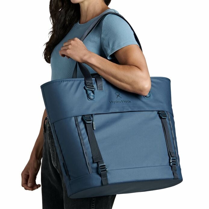 carryouttm-soft-cooler-tote-30-l-u9 250815_hydro_s26_hb_14614_2.jpg
