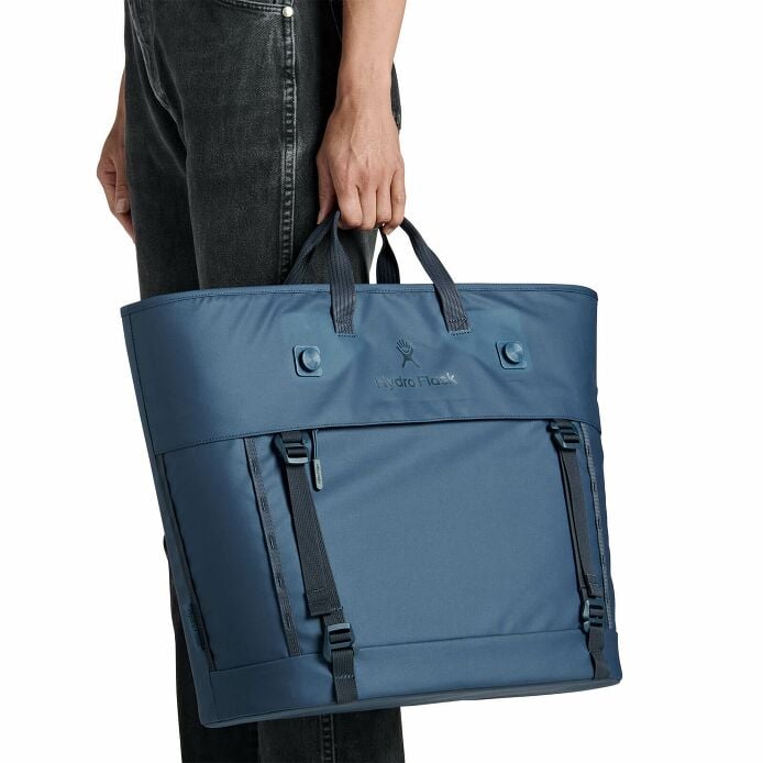 carryouttm-soft-cooler-tote-30-l-u9 250815_hydro_s26_hb_14619_2.jpg