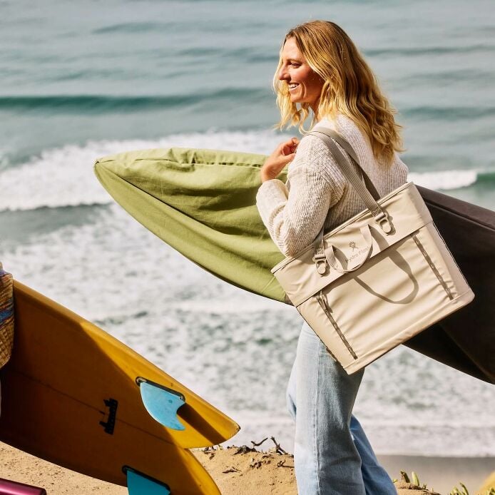 carryouttm-soft-cooler-tote-20-l-g0 hf_carryout_bouwer_d1_l1_torrey_pines_lifestyle_1142_1_1.jpg