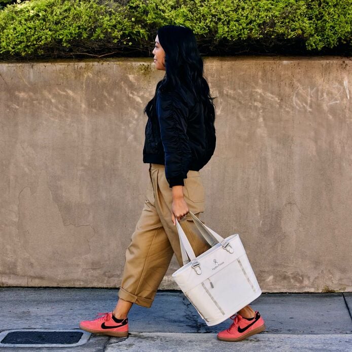carryouttm-soft-cooler-tote-10-l-u6 hf_carryout_bouwer_d2_l1_stone_steps_0131_3.jpg