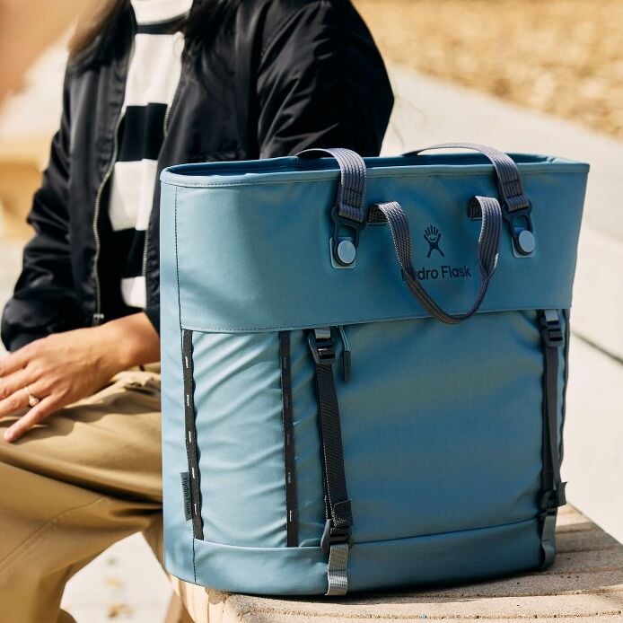 carryouttm-soft-cooler-tote-30-l-u9 hf_carryout_bouwer_d2_l2_parking_soccer_1930_1_1.jpg